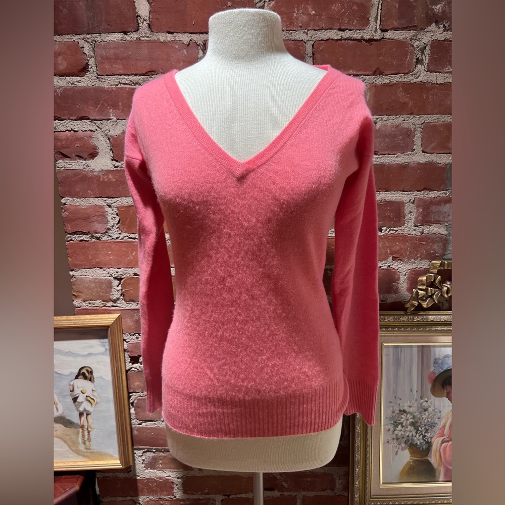 Elegant Pink V-Neck Sweater with Fitted Silhouette